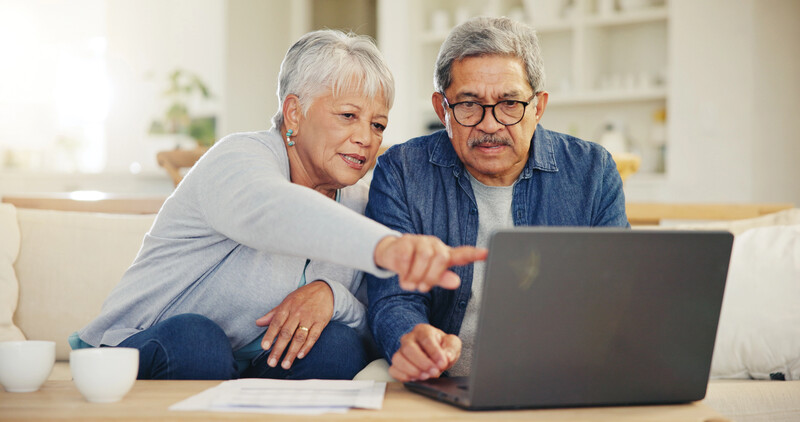 Couple_using _laptop